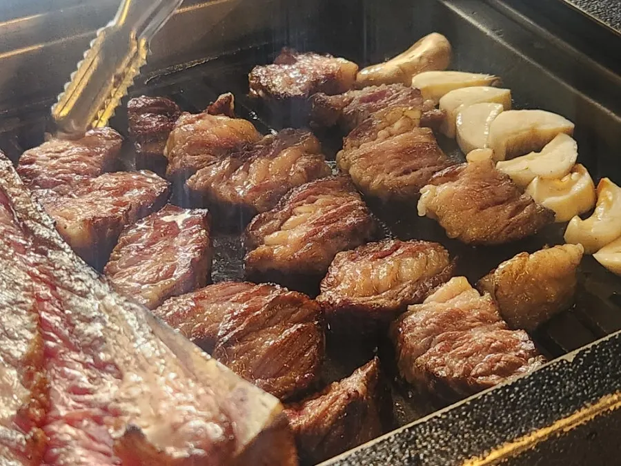 짚불 훈연을 마친 우대갈비 클로즈업