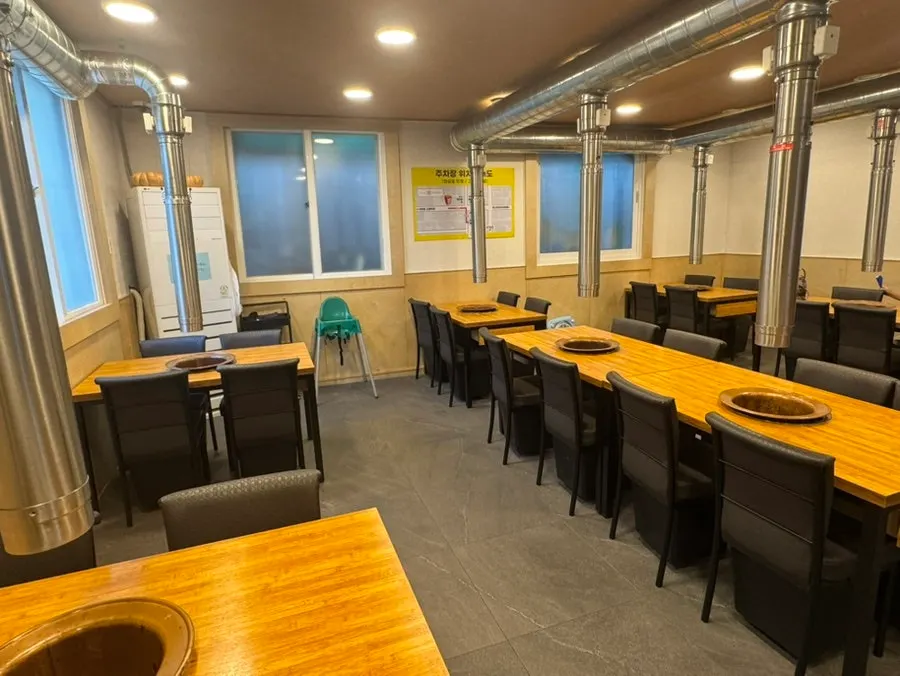 넓은 제주본참숯불갈비 홀 내부