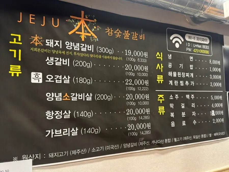안쪽까지 자리가 넉넉한 매장 좌석