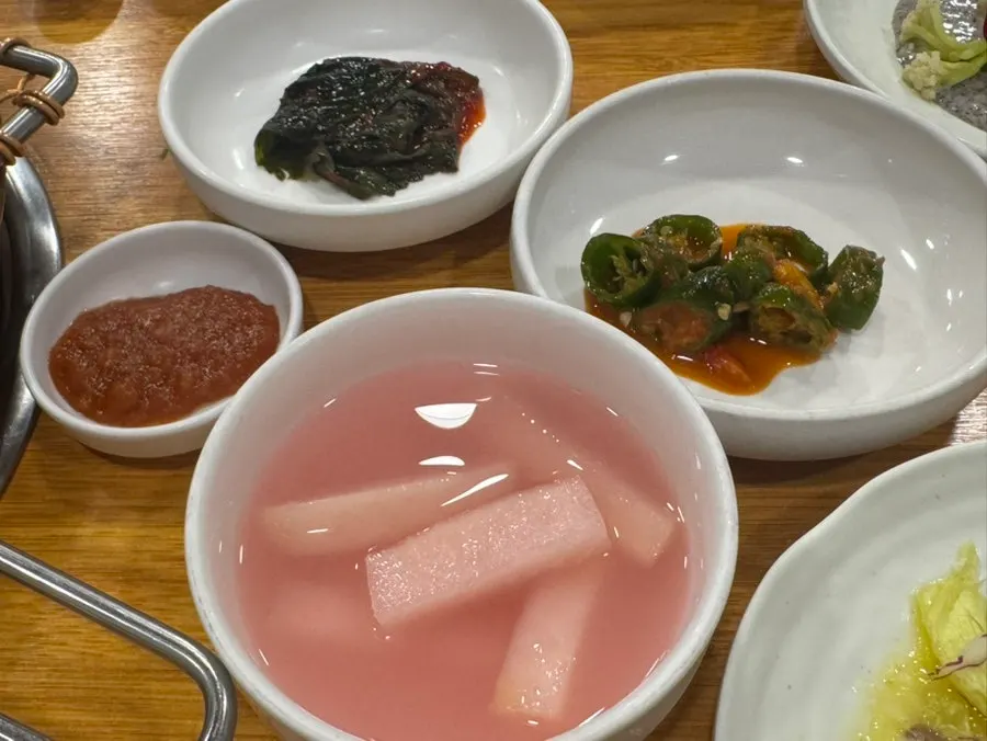 기본찬이 차려진 테이블 세팅