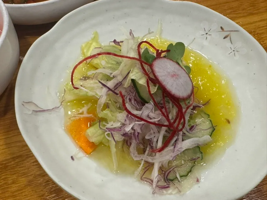 쌈채소와 김치 반찬 접시