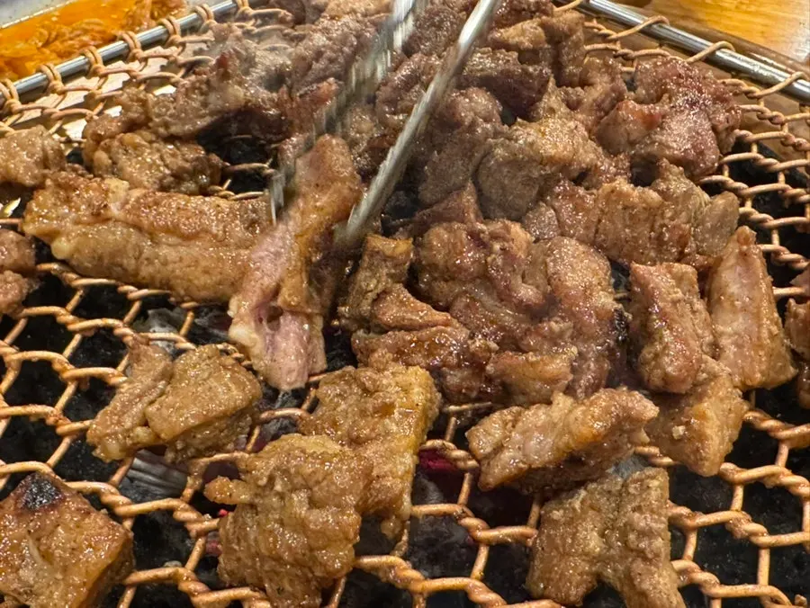 숯불에 노릇하게 구워지는 양념돼지갈비