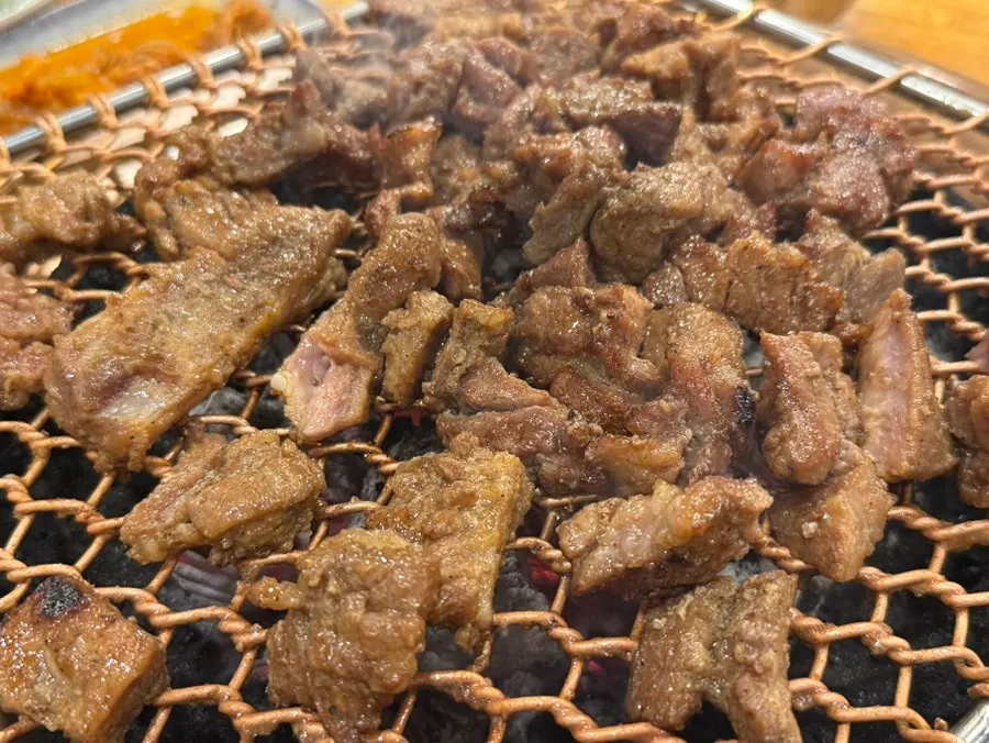 다 구워진 양념돼지갈비 한 점