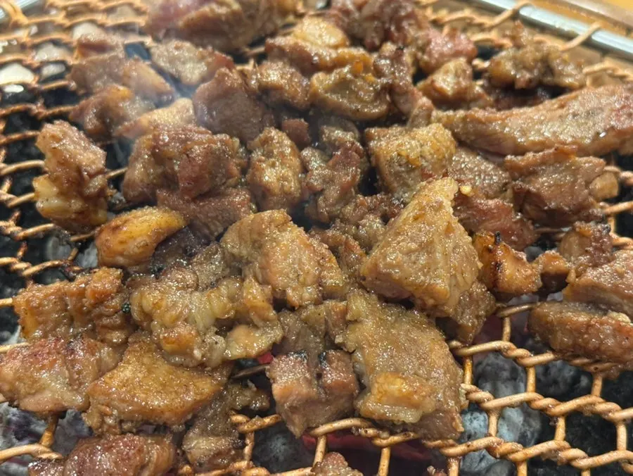 불판 위 양념돼지갈비 굽는 모습