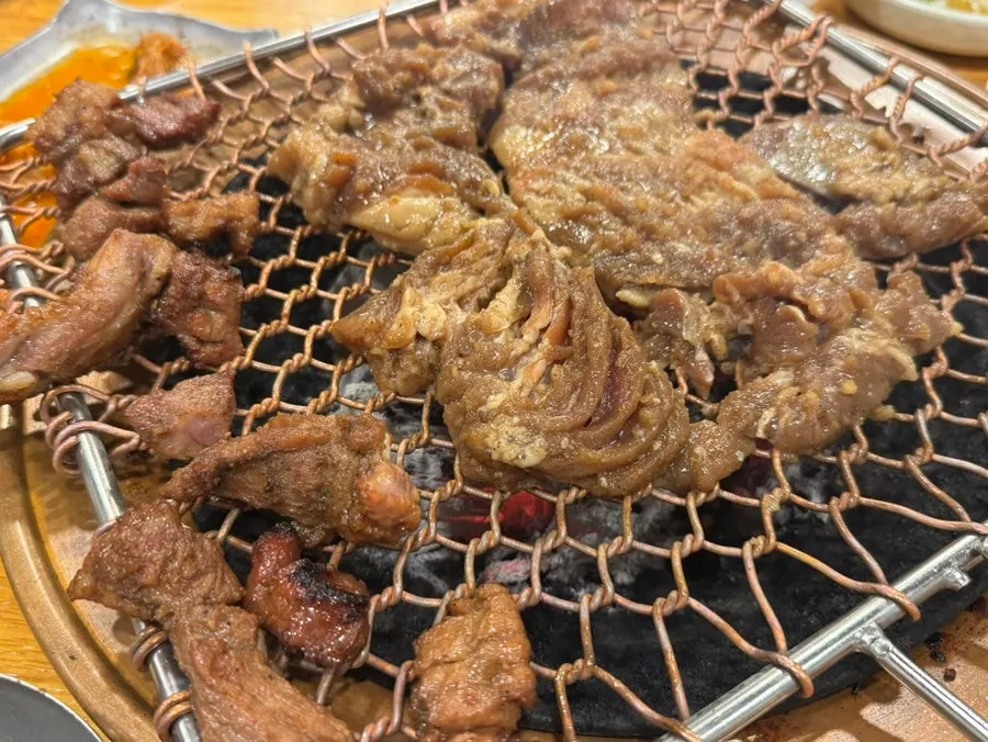 가족과 함께 먹는 양념돼지갈비 상차림