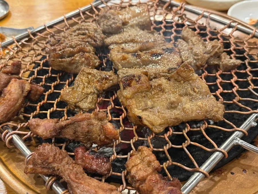 쌈채소에 싼 양념돼지갈비 한 쌈