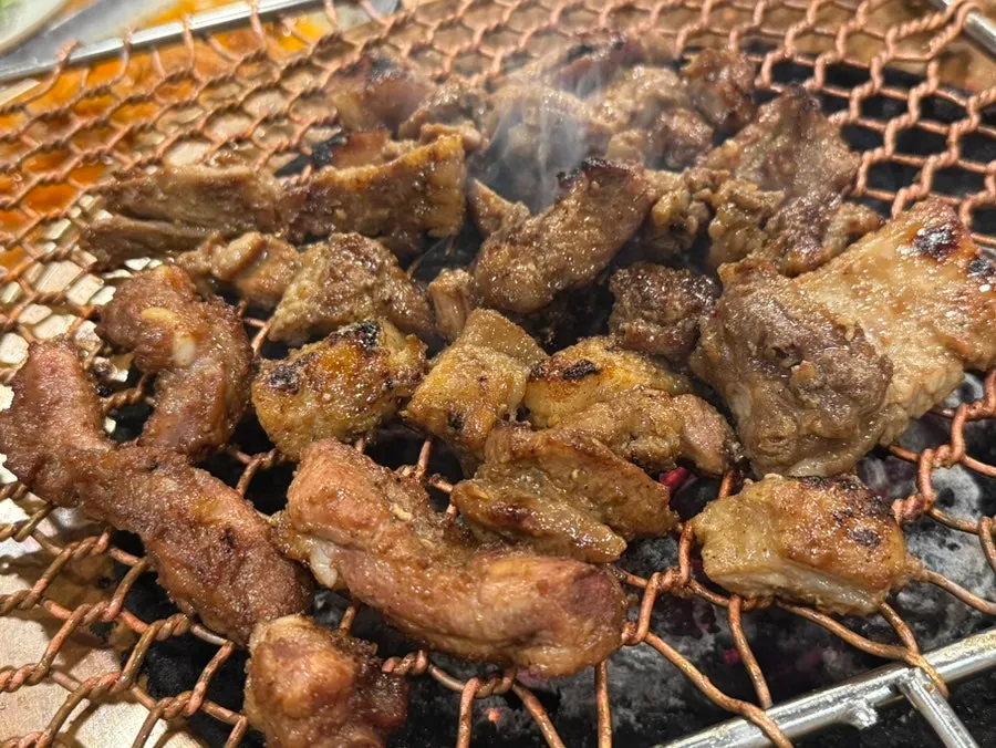 양파절임에 곁들인 돼지갈비