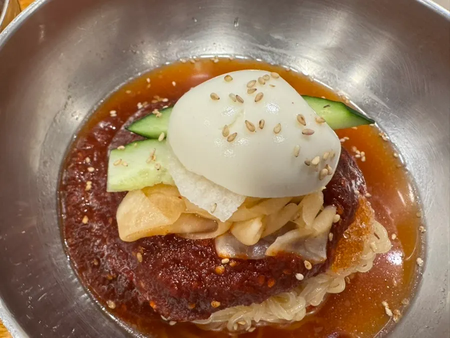 매콤한 양념의 비빔냉면
