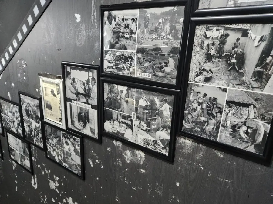 Monochrome-concept entry space at Nohyeong Supermarket