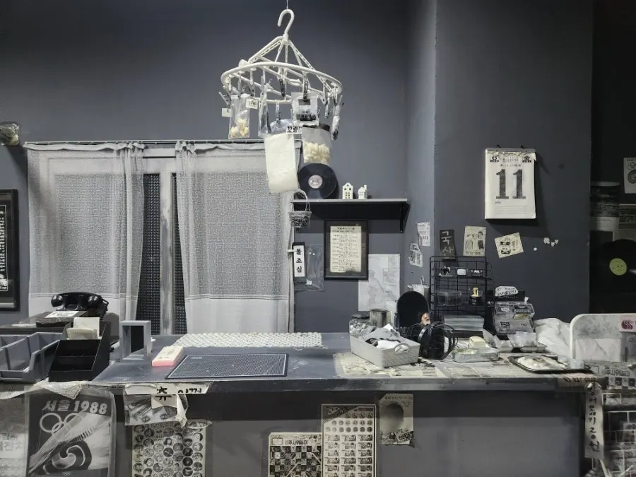 Monochrome-decorated supermarket display space