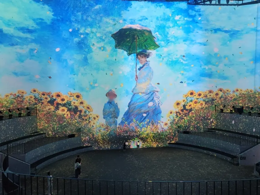 Dreamlike exhibition space resembling an Avatar forest
