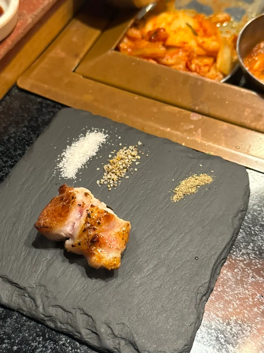 Seasoning pastes and sauces served with the meat