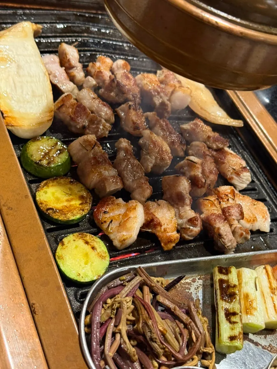 Golden-grilled and cut black pork fresh short ribs