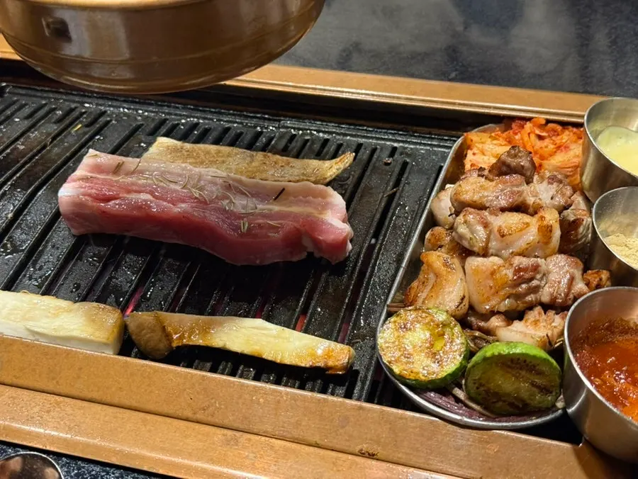 Black pork fresh short ribs wrapped in lettuce