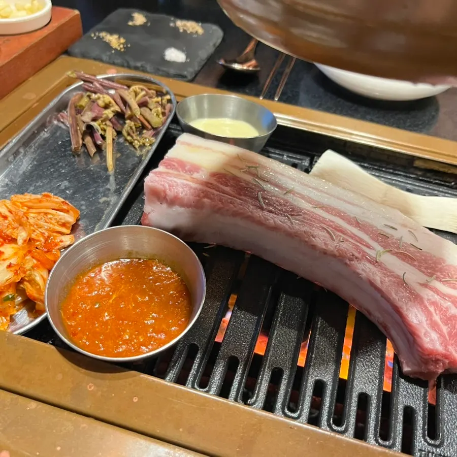 테이블 간격이 여유로운 매장 좌석
