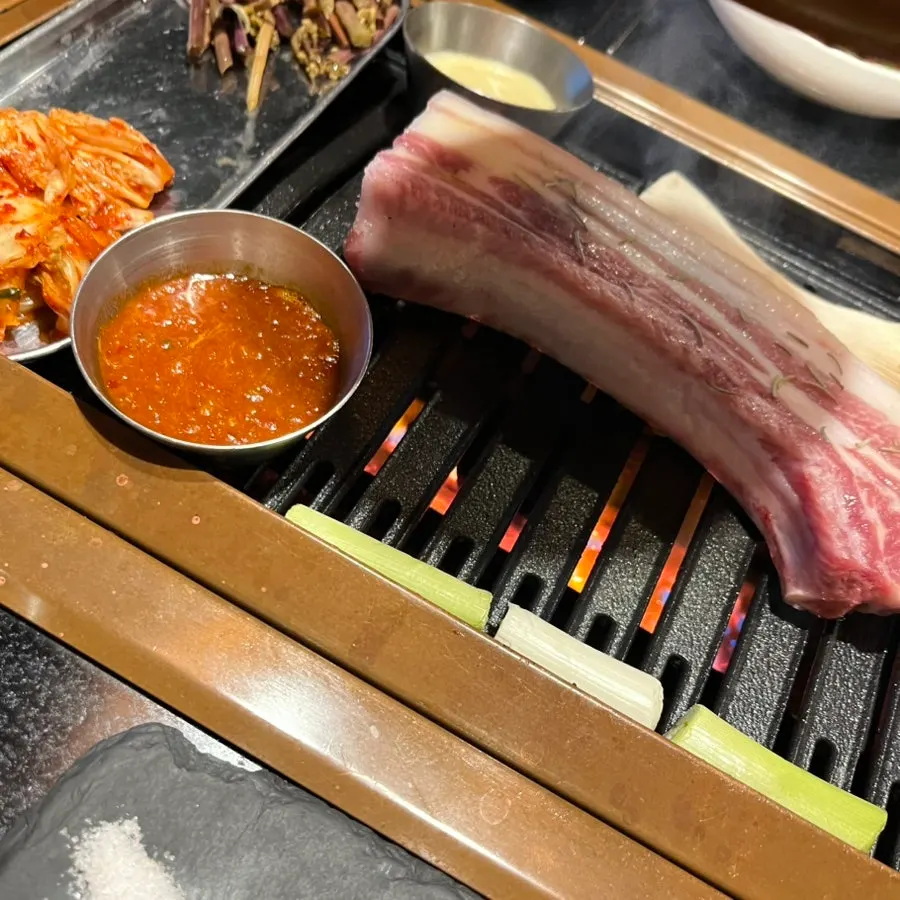 깔끔하게 관리된 고깃집 내부 모습