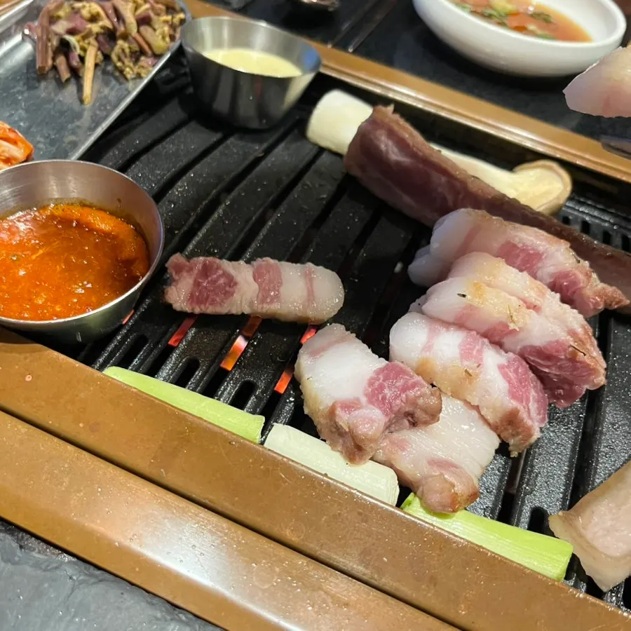 불판에 올라간 두툼한 돼지고기