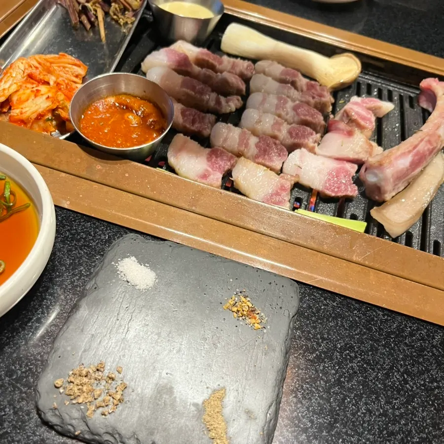 노릇하게 익어가는 돼지고기
