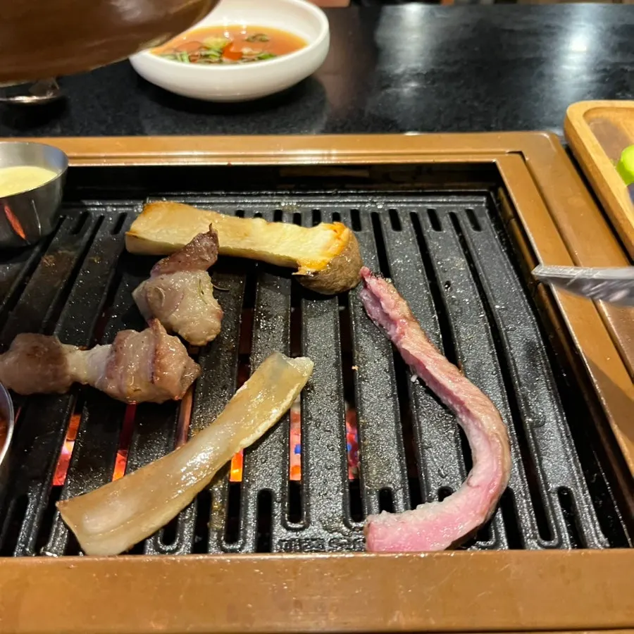 소금에 찍어 먹은 돼지고기 한 점