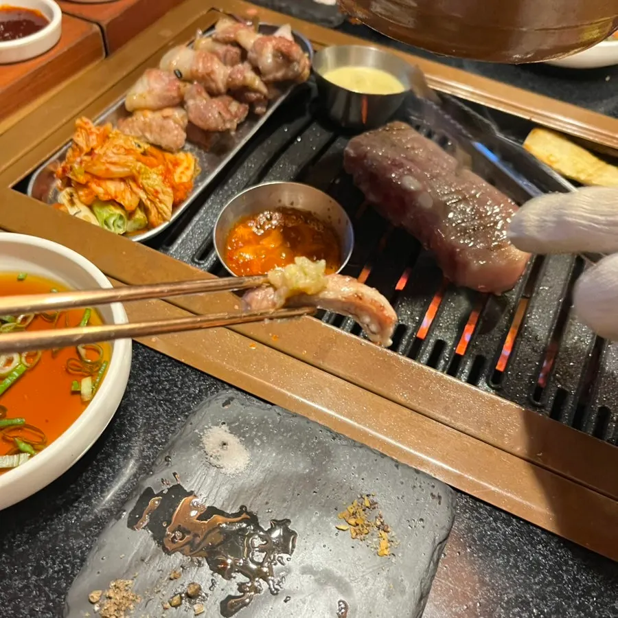 구워 먹는 중인 불판 위 고기