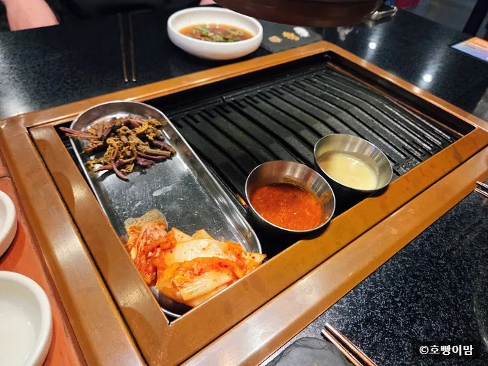 명이나물 등 정갈하게 차려진 반찬들