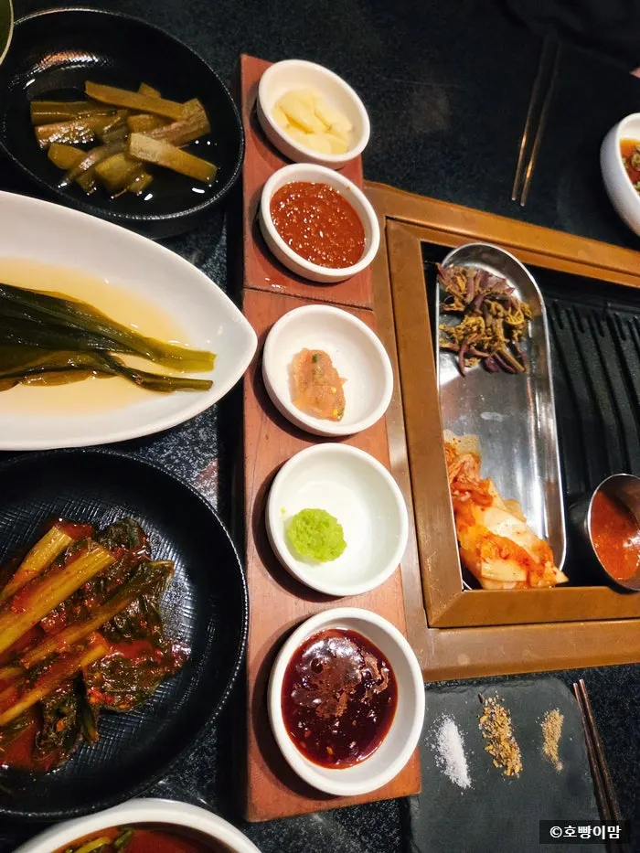 테이블에 세팅된 밑반찬과 야채