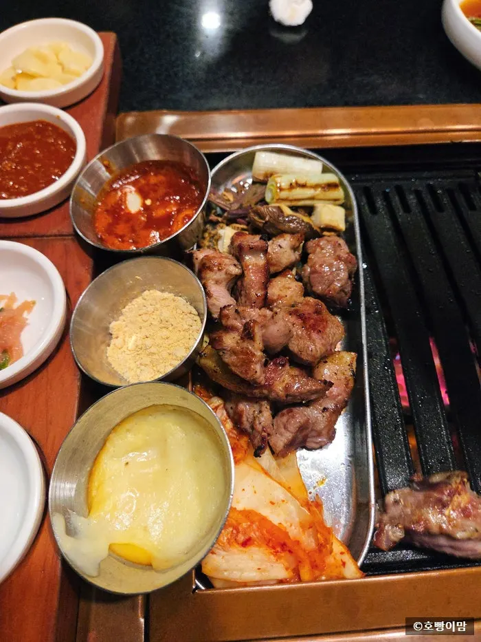 부위별로 곁들이는 다양한 소스와 양념