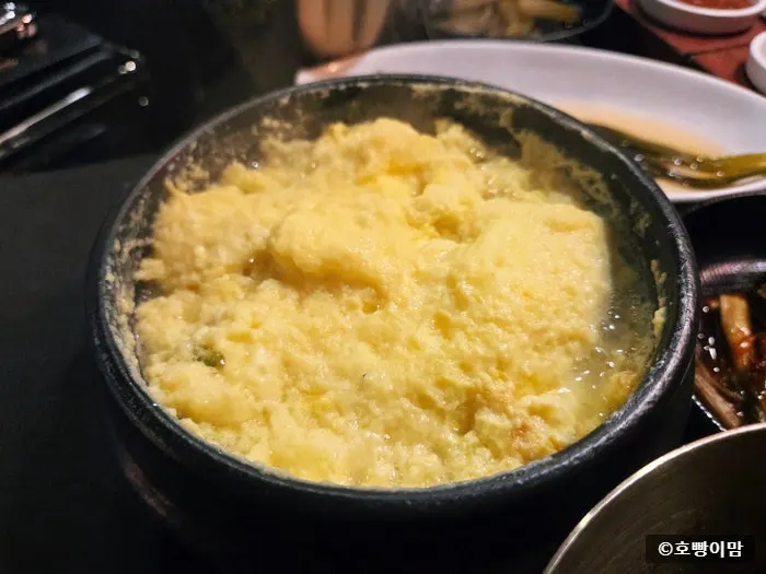 아기가 먹기 좋게 잘게 자른 고기와 계란찜