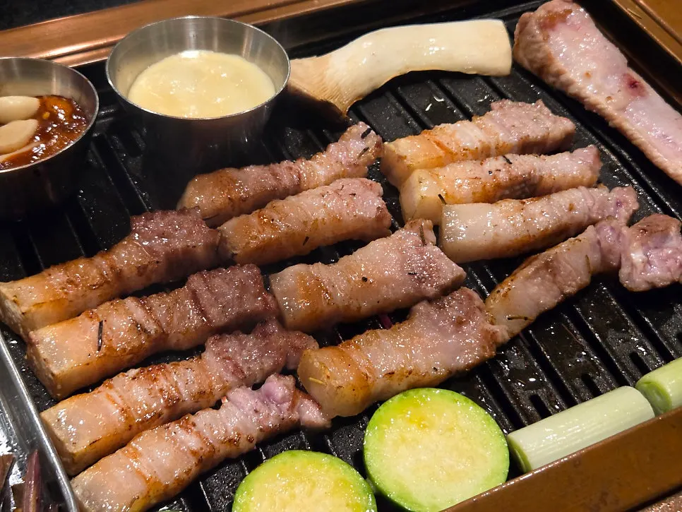 불판 위에서 익어가는 흑돼지 본 삼겹