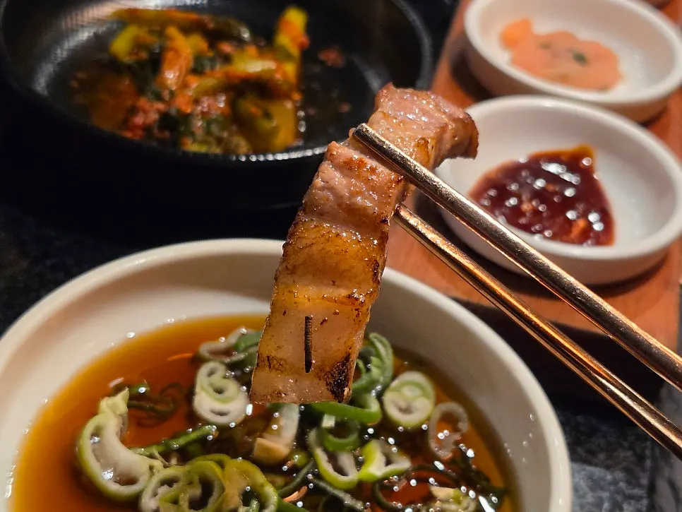 먹기 좋게 잘린 흑돼지 구이 한 점