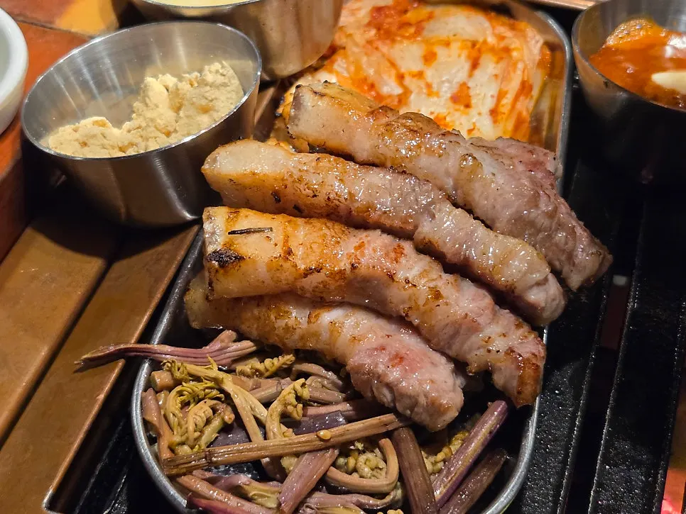 야채구이와 함께 세팅된 흑돼지 본 삼겹