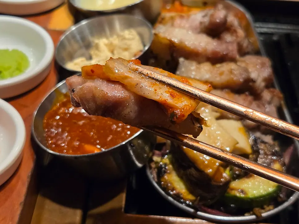 명이나물과 마늘을 곁들인 삼겹살 쌈