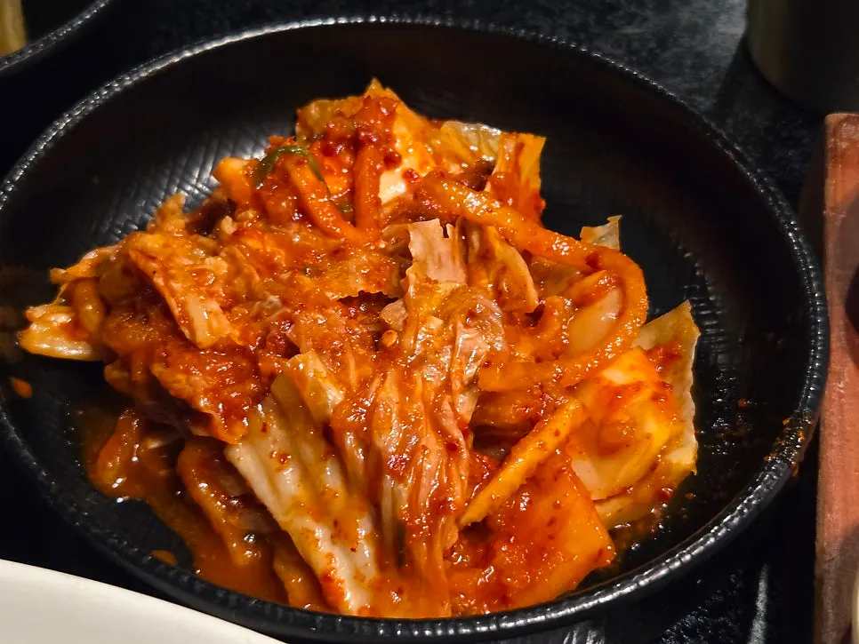불판에 구워진 김치