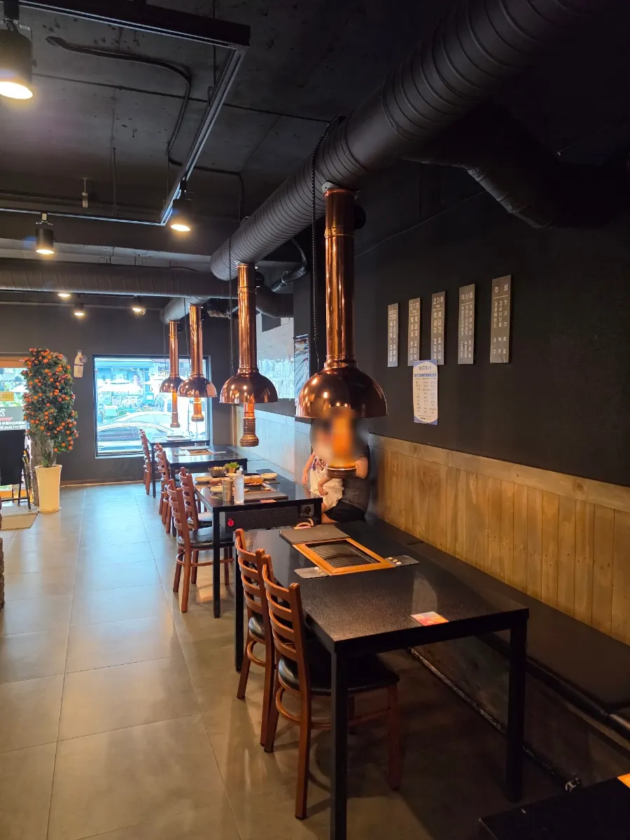 Seating area suitable for group dining