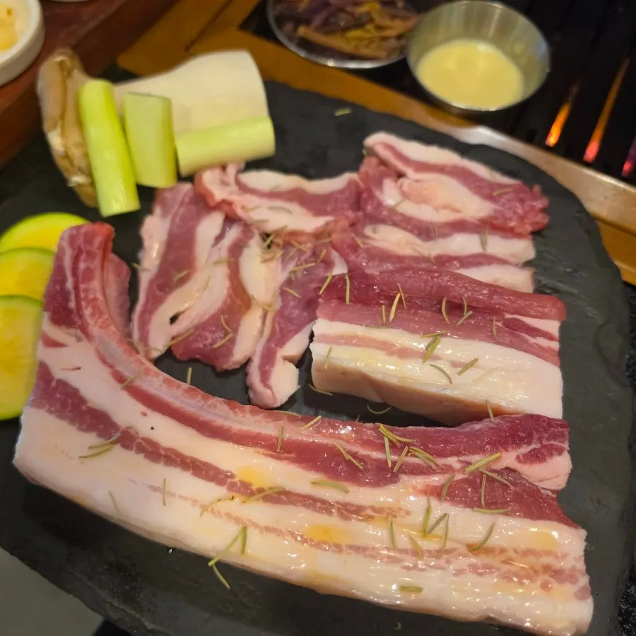 Thick-cut bonsamgyeop showing its thickness
