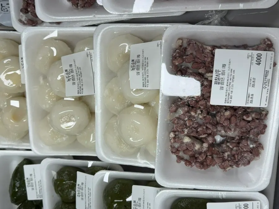 Cross-section of chewy omegi-tteok