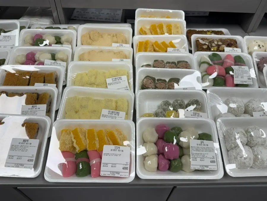 Assorted omegi-tteok including tangerine flavor