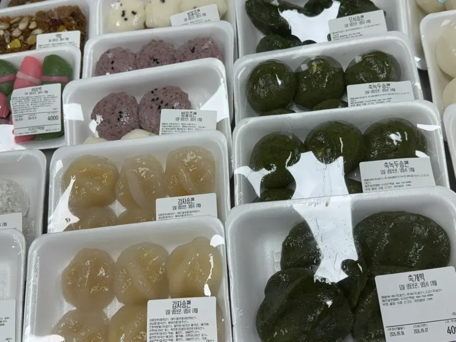 Close-up of several omegi-tteok flavors
