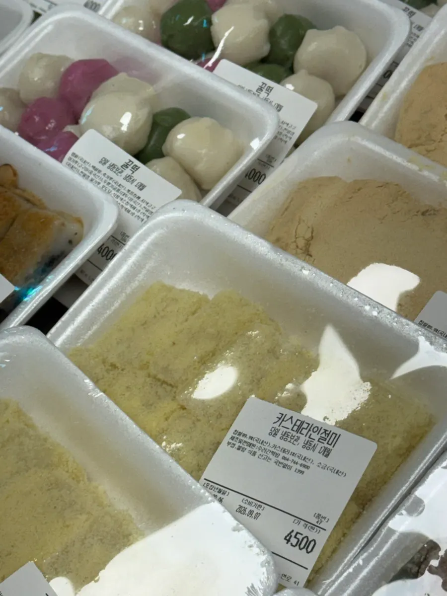 Display shelf with various rice cakes besides omegi-tteok