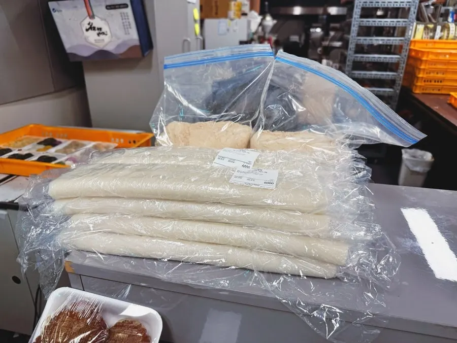 떡집 진열대 전체 풍경