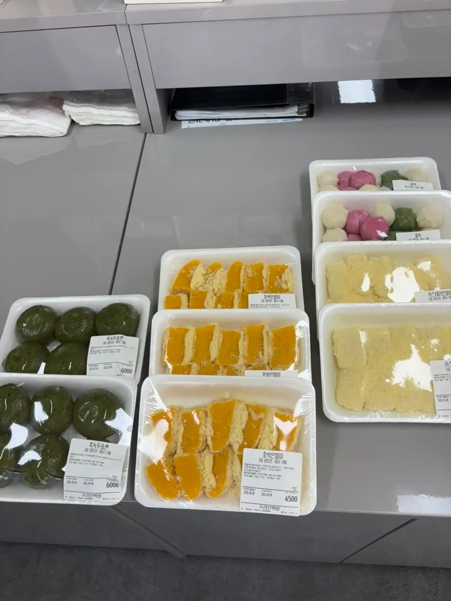 수라간떡방 절편 등 다양한 떡 진열