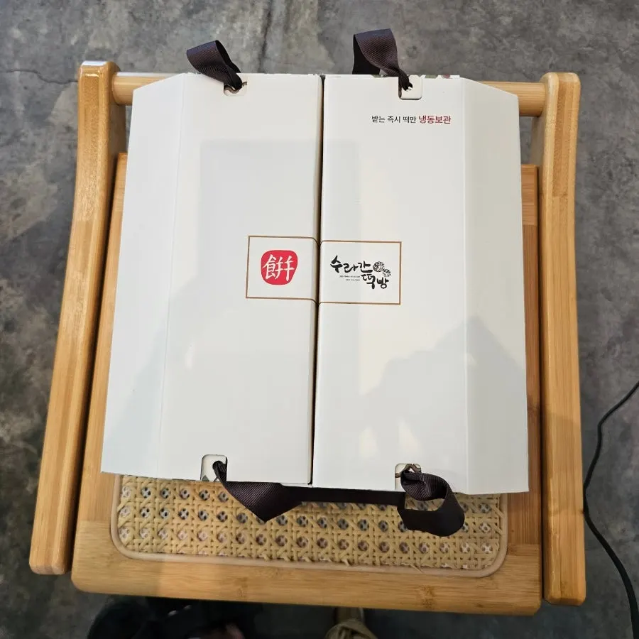 Omegi-tteok gift set inside a box