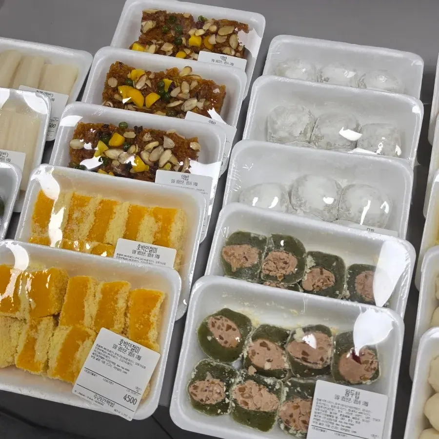 Omegi-tteok packaging with various flavors