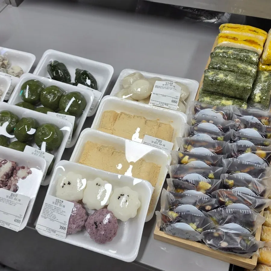 Display case with individually portioned rice cakes