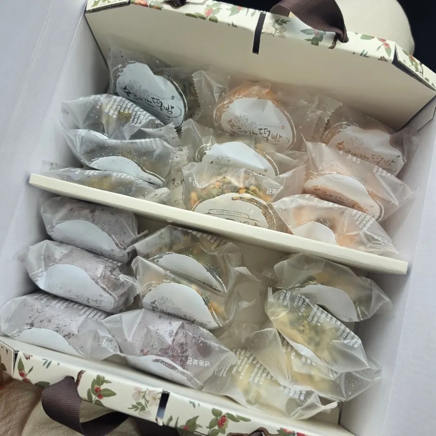 Tangerine, soybean powder, barley, mixed nuts, black sesame, and injeolmi omegi-tteok