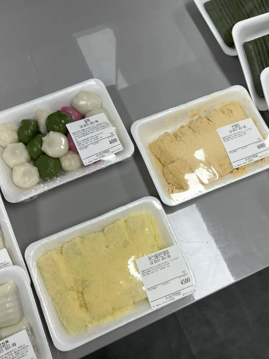 Baram-tteok and jeolpyeon rice cakes on display