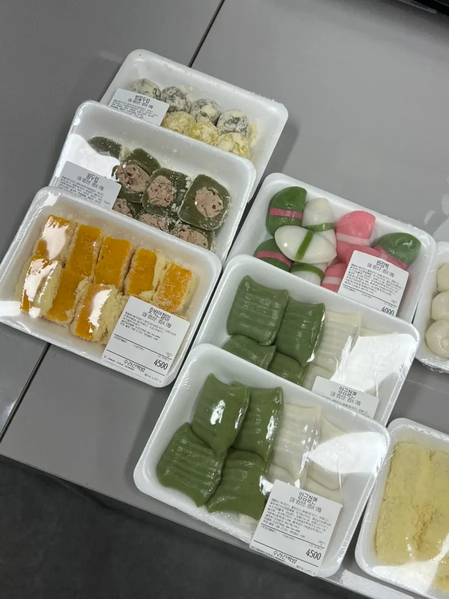Display case with pumpkin injeolmi