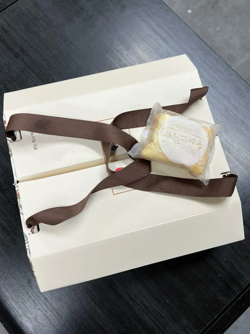 Packing the omegi-tteok 20-piece gift pack