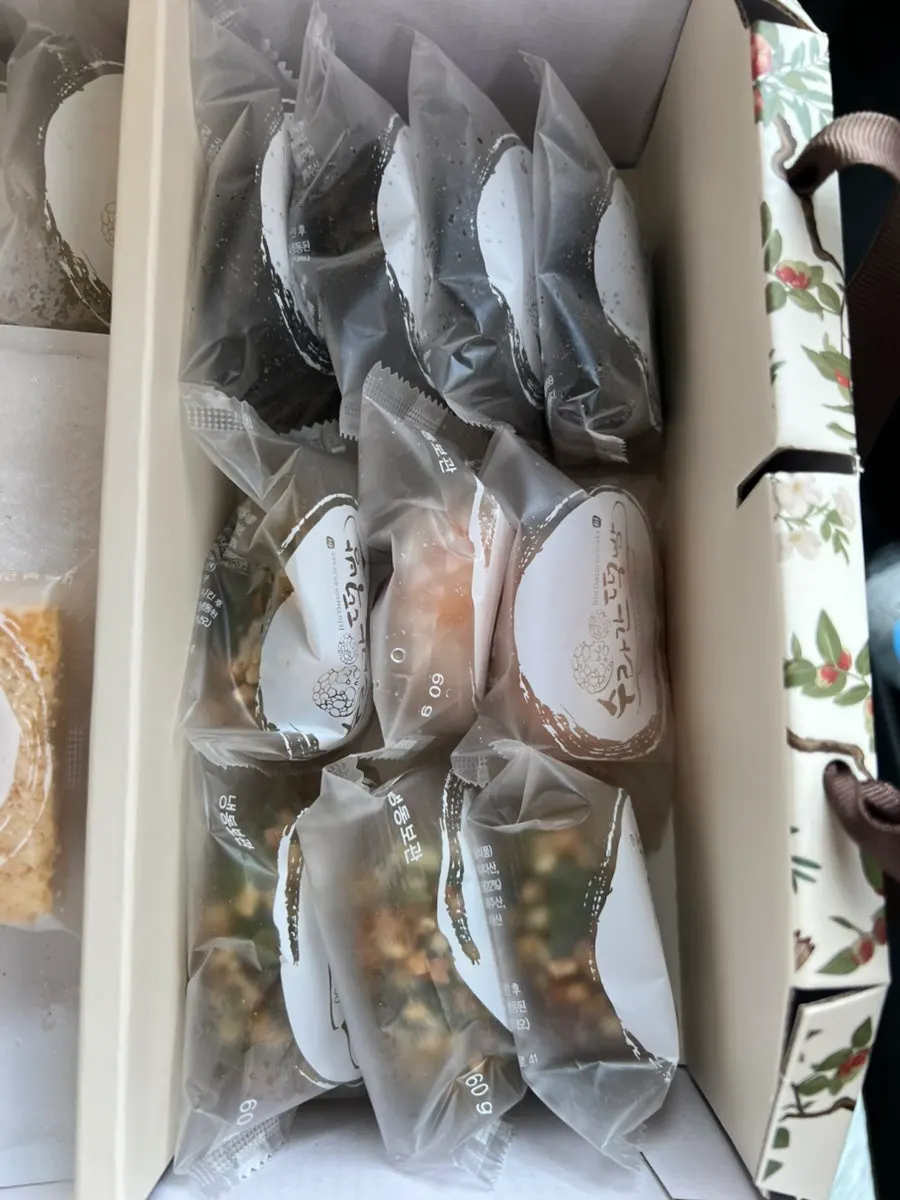 20 pieces of omegi-tteok packed by type