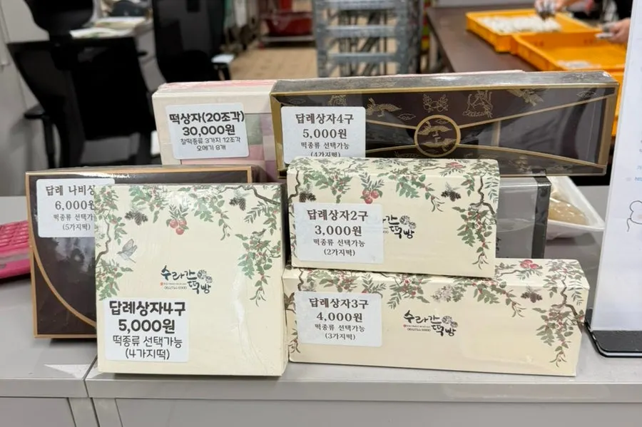 매장 옆에 쌓인 택배전용박스